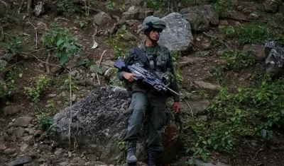 Militar presta servicio de vigilancia en la frontera.