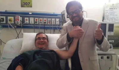 Rodrigo Londoño con Iván Márquez, la primera vez que estuvo hospitalizado en Cuba.