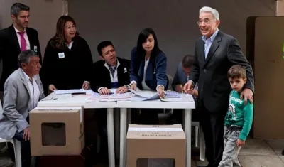 El expresidente Álvaro Uribe acude a votar hoy en Bogotá.  