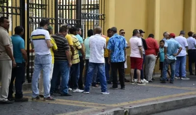 Ciudadanos haciendo fila para ingresar al Itsa.