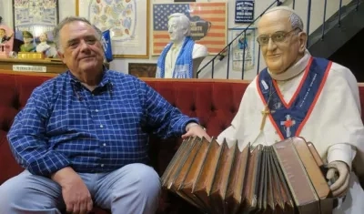 Eduardo Valdés, exembajador en el Vaticano y viejo conocido de Jorge Bergoglio, mientras posa junto a la emblemática escultura del Papa Francisco en Buenos Aires (Argentina). 