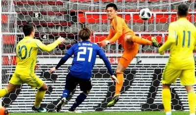 El guardameta de la selección japonesa de fútbol Eiji Kawashima despeja el balón.