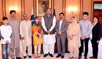 Malala junto al primer ministro Shahid Khaqan Abbasi y otras autoridades.