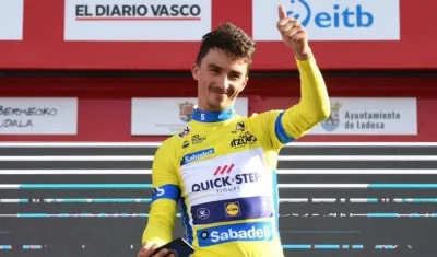 Julian Alaphilippe con la camiseta del líder de la Vuelta al País Vasco. 