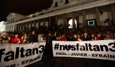 Familiares y grupos de periodistas se concentran frente al Palacio de Gobierno de Quito (Ecuador) 