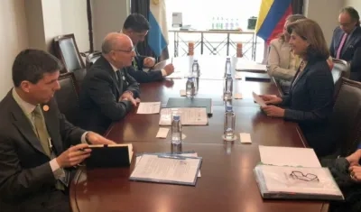 ​La Ministra acompañará en la capital peruana al Presidente Santos.