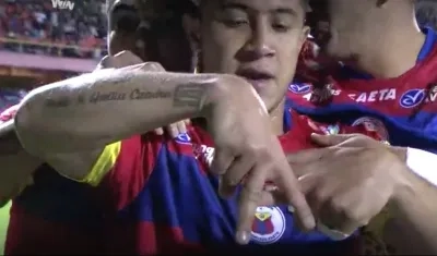 Michael Ortega durante la dedicatoria del gol para Andrea Valdiri.