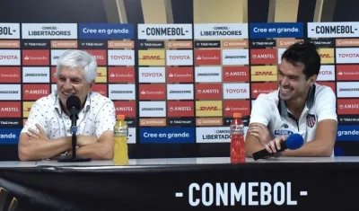 El Técnico Julio Comesaña con Sebastián Hernández en rueda de prensa al final del partido.