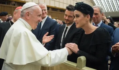 Momento en que el Papa Francisco saluda a los artistas Orlando Bloom y Katy Perry.