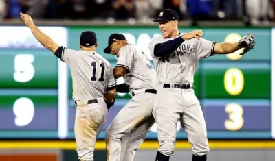 Peloteros de los Yankees celebran el triunfo. 