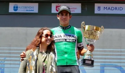 Nelson Soto con el trofeo de ganador de la etapa. 