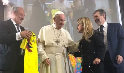 El Papa Francisco recibe de la exalcaldesa de Barranquilla Elsa Noguera la camiseta de la Selección Colombia.