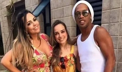 Ronaldinho, exjugador brasileño, acompañado de sus novias. 