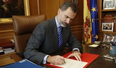 Felipe VI firma el nombramiento de Pedro Sánchez como presidente del gobierno español.