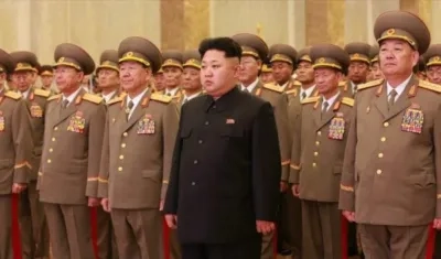 Kim Jong-un con sus militares. 