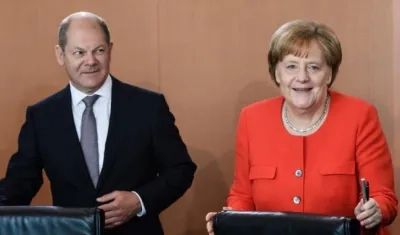 La canciller alemana, Angela Merkel (d), y el ministro alemán de finanzas, Olaf Scholz, llegan a la reunión semanal del Gabinete Federal en la Cancillería de Berlín (Alemania).