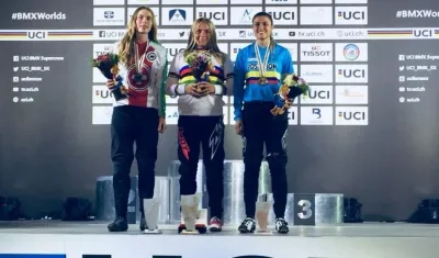 Grabriela Bolle luce su medalla de bronce al lado de Indy Scheepers de Holanda y Zoe Claessens de Suiza.