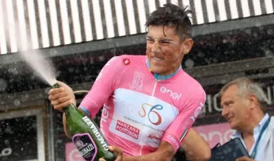 El colombiano Alejandro Osorio luce la camiseta de líder del Giro sub-23.