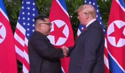 Kim Jong-un y Donald Trump se dieron un apretón de manos al inicio hoy de su histórica cumbre.