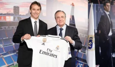 El presidente del Real Madrid, Florentino Pérez (d), y el nuevo entrenador del equipo, Julen Lopetegui (i), posan con una camiseta del club blanco durante su presentación oficial, hoy en el estadio Santiago Bernabéu.