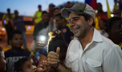 El alcalde Alejandro Char en la entrega de 2 kilómetros de vía en Los Olivos I.