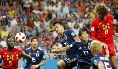 Marouane Fellaini anota de cabeza ante la marca de los japoneses. 