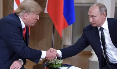 Donald Trump y Vladimir Putin estrechan sus manos durante la reunión.