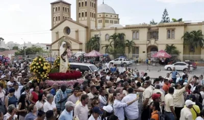 Con devoción, barranquilleros acompañaron a la Virgen del Carmen en una procesión.