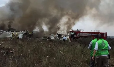 Fotografía cedida por la Coordinación Estatal de Protección Civil (CPCE) del estado de Durango, del avión de pasajeros de la aerolínea Aeroméxico que se estrelló hoy,