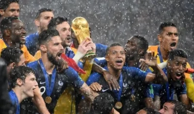 Jugadores de Francia celebran con el trofeo de campeones mundiales. 