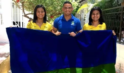 Las hermanas Shanne y Sharon Torres Doncell con el secretario de Deportes de Soledad, Miguel Cermeño.