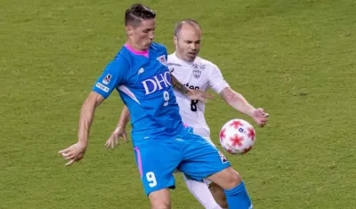 Fernando Torres disputa la pelota con Andrés Iniesta. 