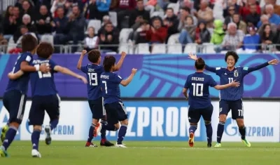 Jugadoras de Japón celebran el triunfo. 