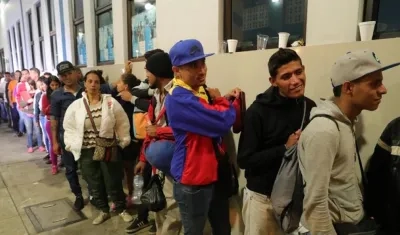 Miles de venezolanos entran a Perú antes de que se les exija pasaporte.