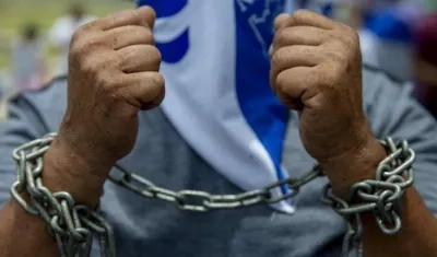 Las manos encadenadas, como símbolo del derecho a la protesta.