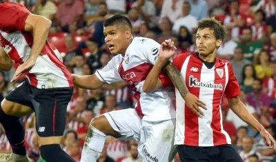 'Cucho' Hernández disputa la pelota con un defensa del Atlético de Bilbao. 