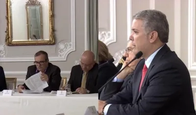 Rodrigo Londoño, alias "Timochenko" y el Presidente Iván Duque, en la reunión. 