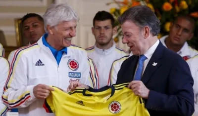José Pékerman recibe la camiseta de la Selección Colombia de manos de Juan Manuel Santos.