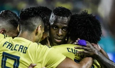 Jugadores de Colombia celebran el primer gol de Falcao. 