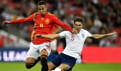 Rodrigo disputa la pelota con Stones de Inglaterra. 
