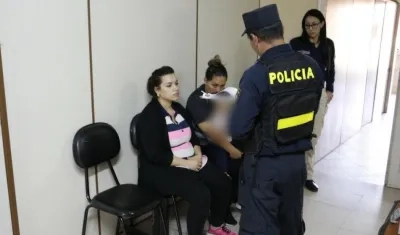 Las dos mujeres en la Fiscalía de Paraguay.