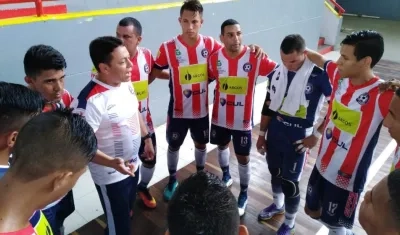 Roberto Bruno habla con los jugadores del Independiente. 