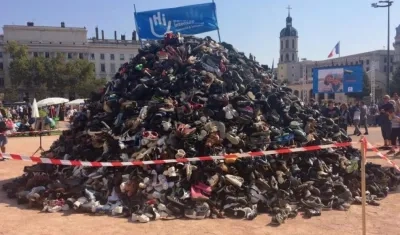 Así se veía la pirámide de zapatos en protesta por los bombardeos.
