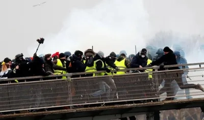 Miles de "chalecos amarillos" participaron hoy en París en una manifestación