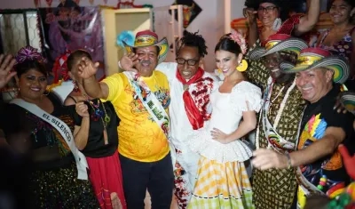 La Reina Carolina Segebre con los ex Reyes Momos José Cassiani, Ricardo Sierra y Jairo Cáceres.