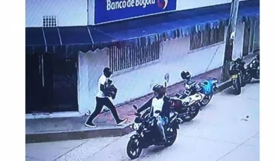 Los delincuentes huyeron en una motocicleta.