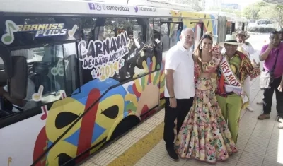 Ricardo Restrepo, gerente del Transmetro, la Reina Carolina y el Rey Momo del Carnaval, Freddy Cervantes.