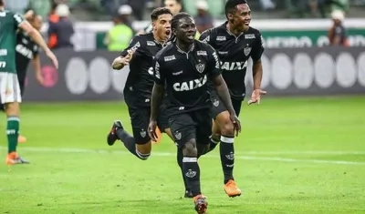 Yimmi Chará celebrando un gol con Atlético Mineiro.