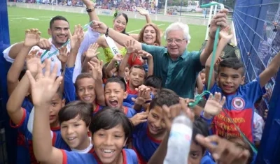 El Alcalde Joao Herrera y la primera gestora Alba Olaya, con niños deportistas.