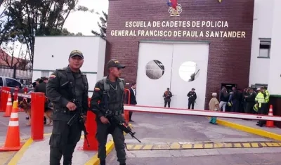 La Escuela de Cadetes General Santander custodiada por personal de la Policía.